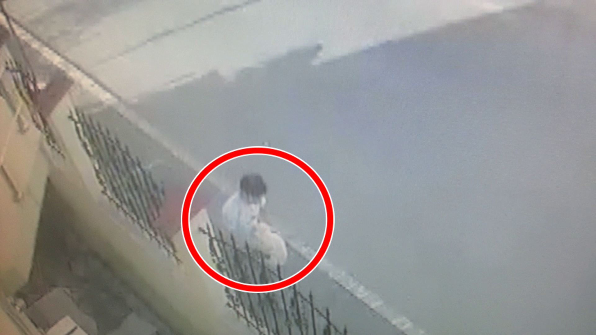 Hotul il ia in brate si pleaca grabit cu el