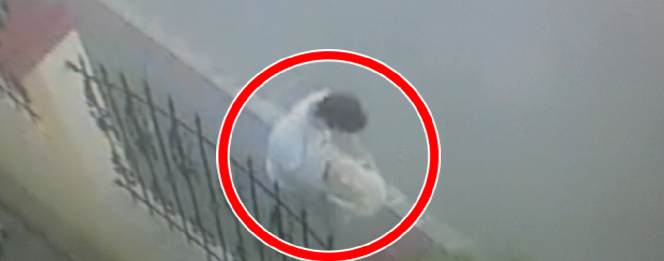 Bijoux se agita si incearca sa scape din bratele rapitorului