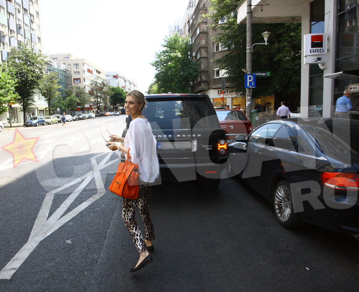 Cristina a parcat neregulamentar si si-a lasat masina pe avarii