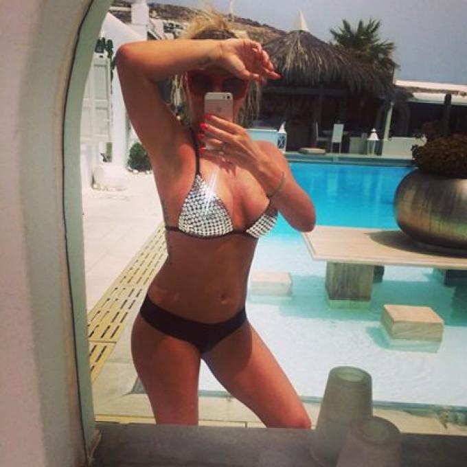 Chiar daca a fost la un pas de moarte, Delia este in continuare topita dupa apa