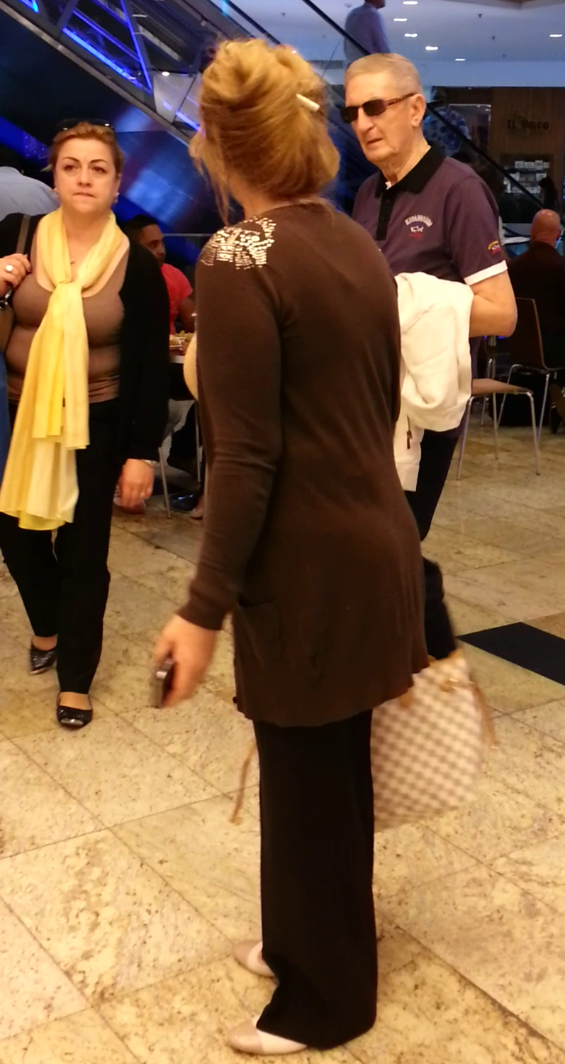 Victor Atanasie Stanculescu a iesit la mall impreuna cu iubita si viitoarea cumnata