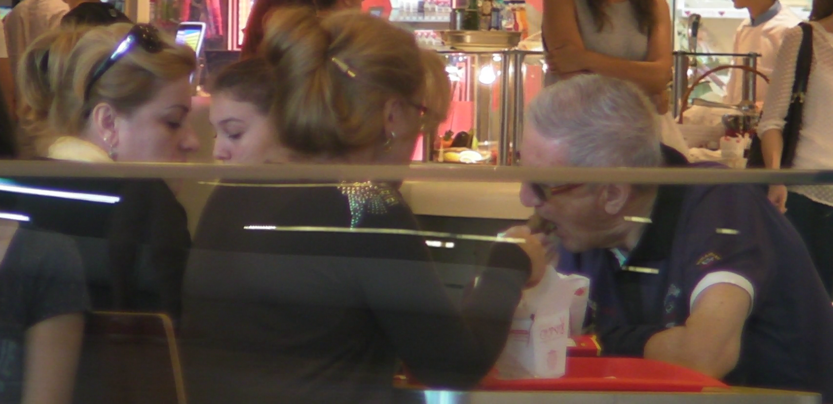 Fostul general a mancat aripioare si cartofi prajiti