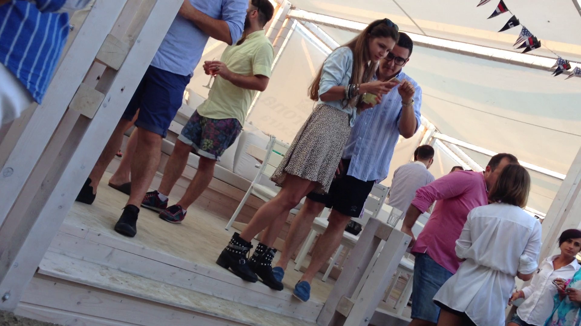 Lucian a incercat sa intre in vorba cu o tanara aflata intr-un club pe plaja