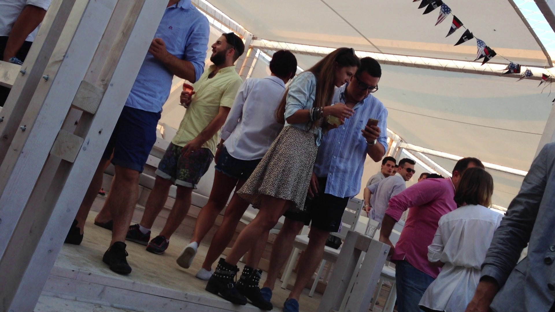 Impresarul incearca sa-i dea numarul de telefon tinerei