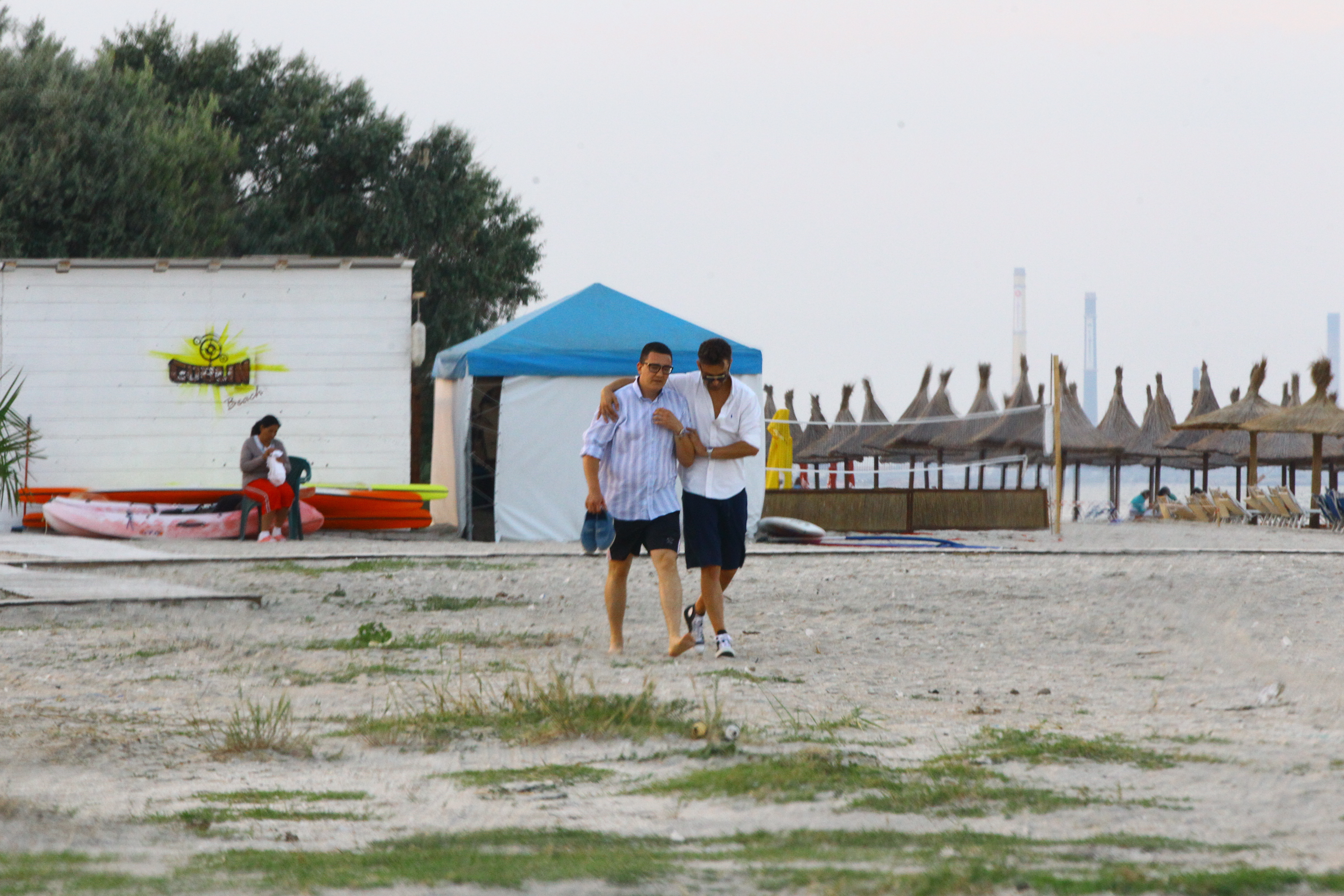 Managerul se distreaza la mare alaturi de componentii trupei Play and Win