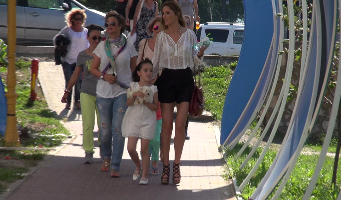 Bune prietene, Denisa Nechifor si Anamaria Prodan au mers la mare la imperuna cu copiii