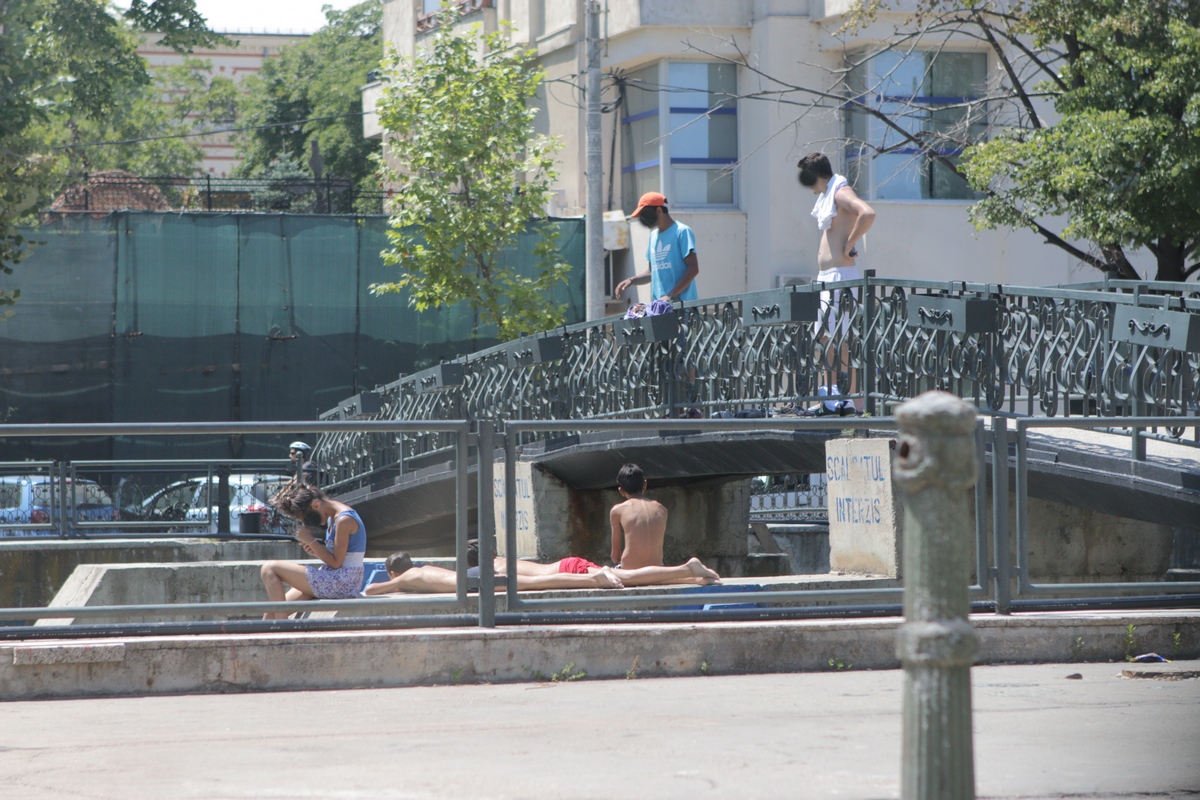 Mai multi tineri se balacesc in apa raului Dambovita