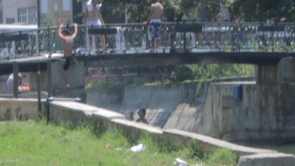 Unul dintre tineri a scapat de toate hainele de pe el