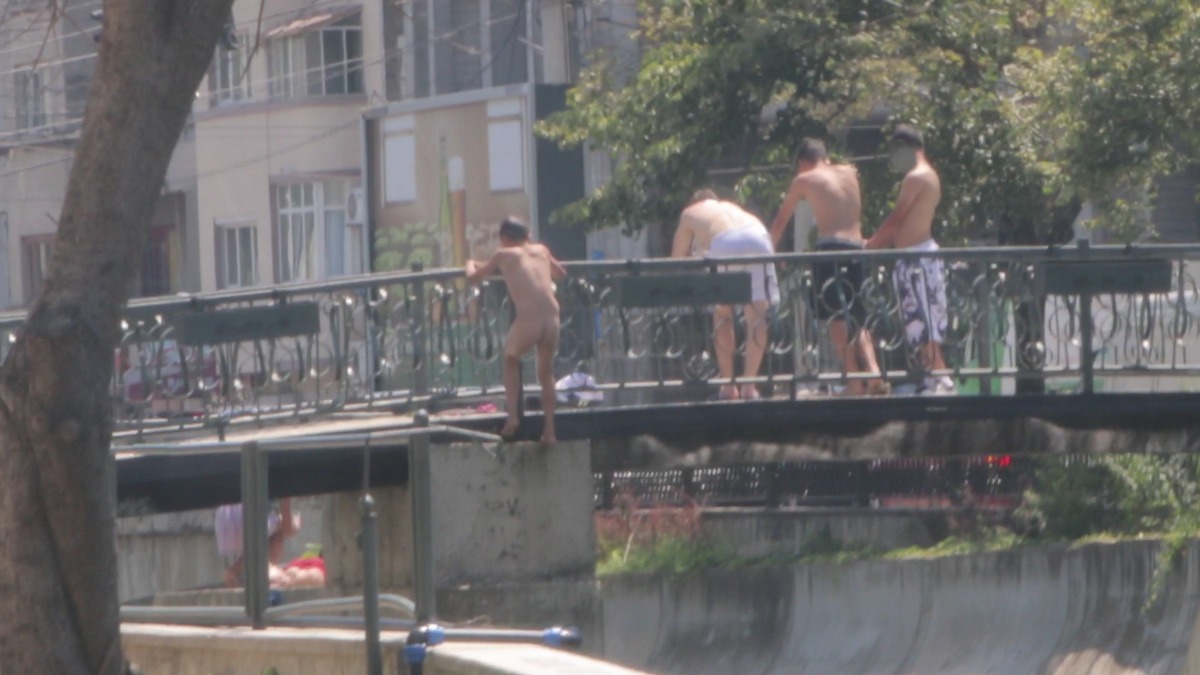 Un pusti a facut baie gol pusca in Dambovita