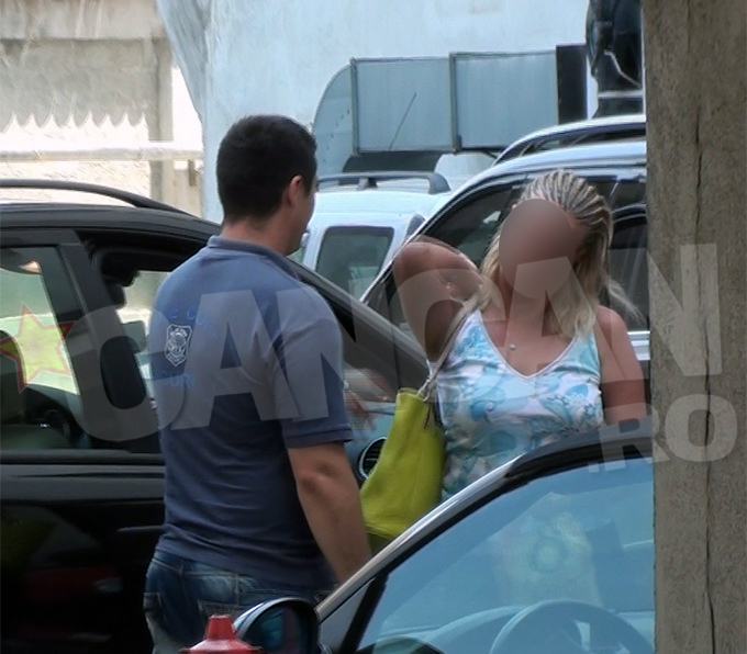 Prezentatoarea TV a socat pe toata lumea cu coafura ei, avand parul prins in trese