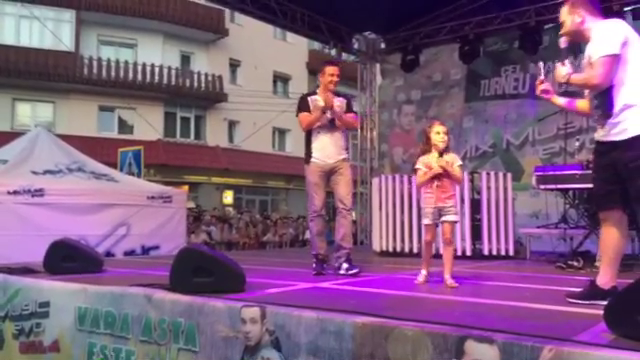 Micuta Maria a cantat in fata a sute de spectatori