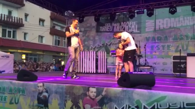 Morar o lauda pe micuta si o recompenseaza cu un telefon mobil de ultima tehnologie