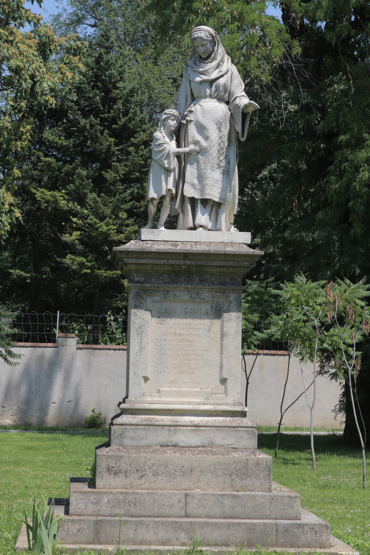 Statuia Anei Davila este la doi pasi de mica biserica