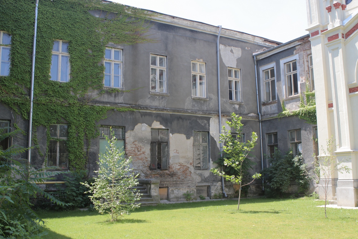 In vremuri de mult apuse aici functiona un orfelinat