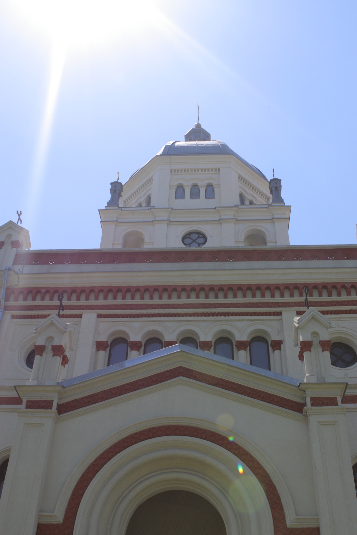 Pe peretii interiori erau scrijeliti diferite insemne satanice