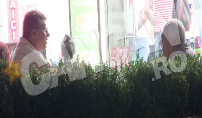 Nicu Vlad a servit masa pe fuga in timp ce discuta cu un apropiat