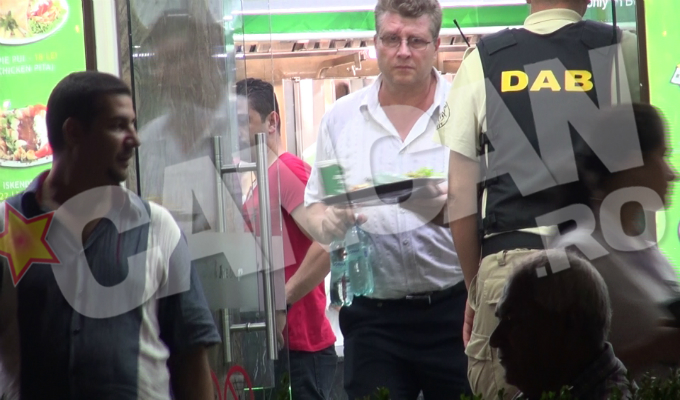 Dupa ce s-a antrenat toata viata cu halterele, Nicu Vlad face fata fara probleme cand vine vorba de o tava