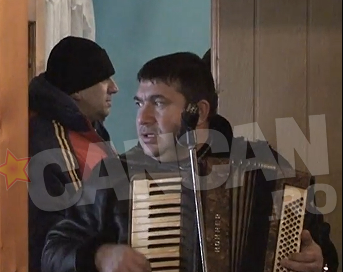 Stefan de la Barbulesti a fost tocmit sa cante la inmormantarea unui om de vaza din etnia tiganeasca din Pitesti
