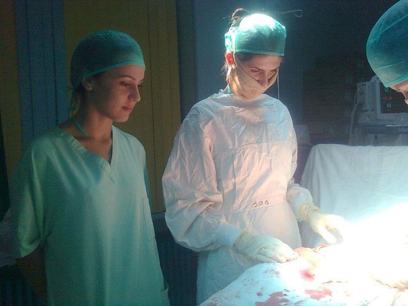 Viitoarea doctorita asista la o nastere