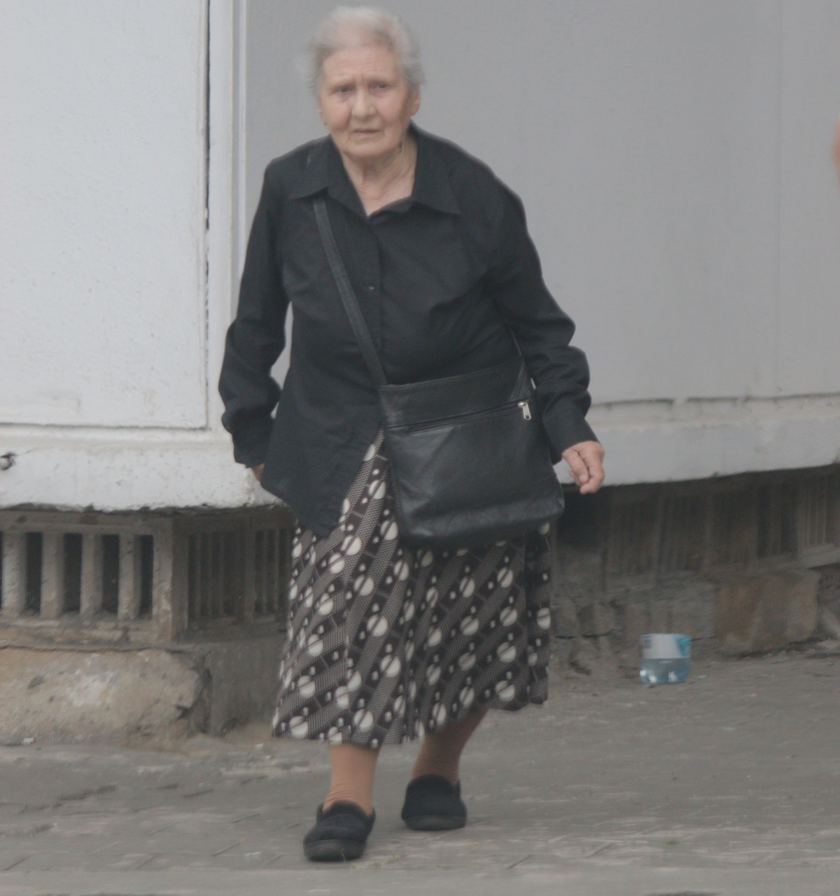 Chiar daca are 82 de ani ea trebuie sa munceasca ca sa isi tina fiica in viata