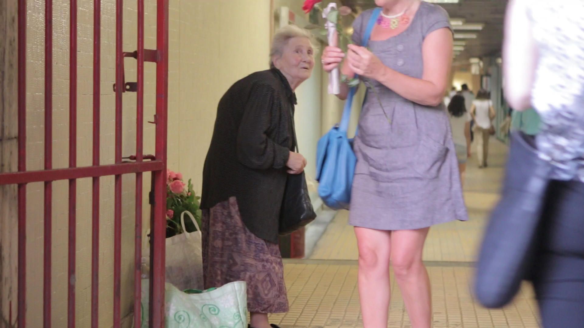 Chiar daca un trandafir costa doar trei lei, ea primeste intotdeuna mai mult