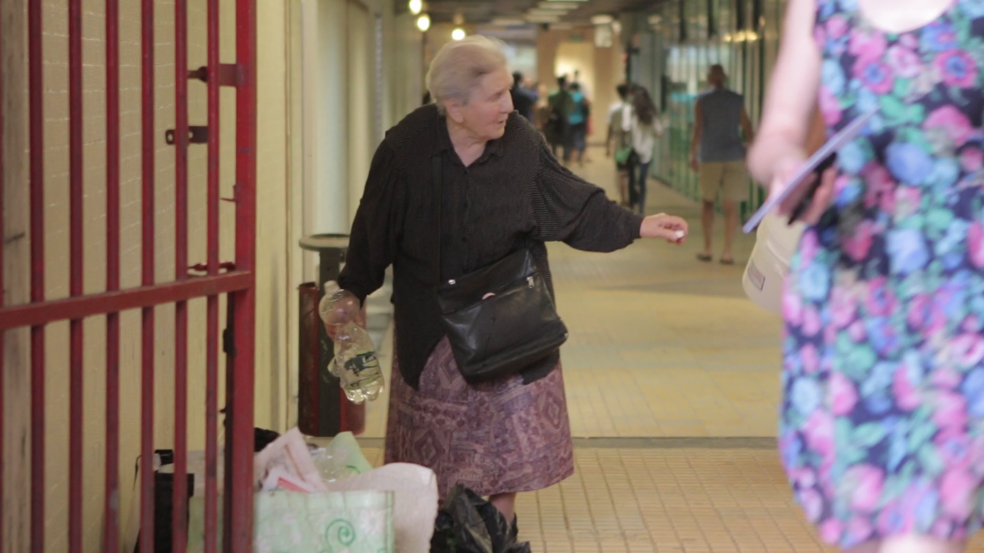 Tanti Mihaela sta in curent cateva ore bune ca sa isi vanda toate florile