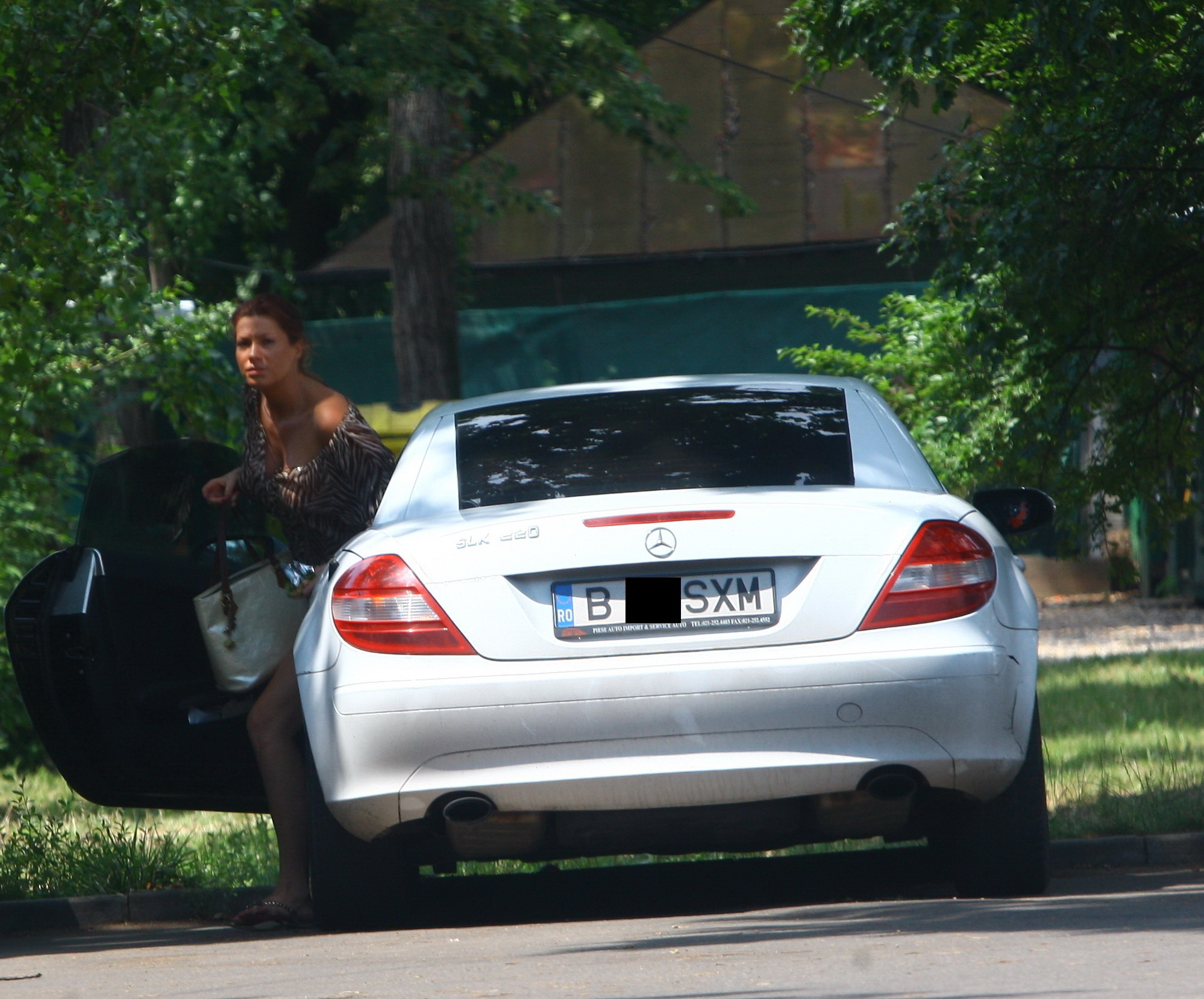 Simona a oprit langa Herastrau special pentru a-si duce catelul sa-si faca nevoile in parc