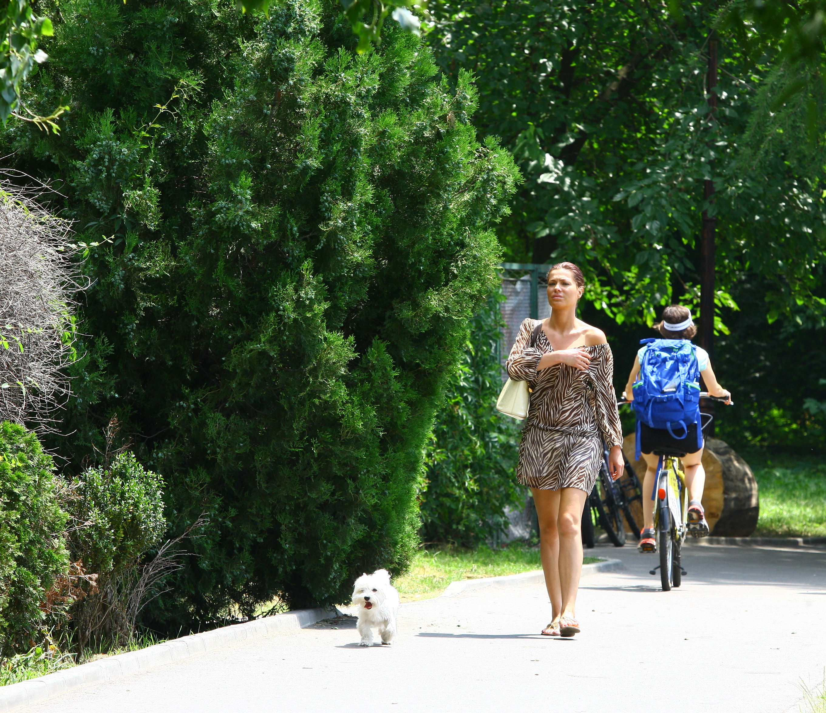 Rochita ii joaca feste si ii aluneca in jos, pe umar