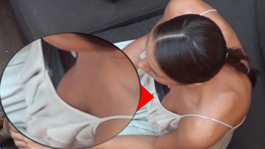 Rochia decoltata a lasat sa i se vada un san