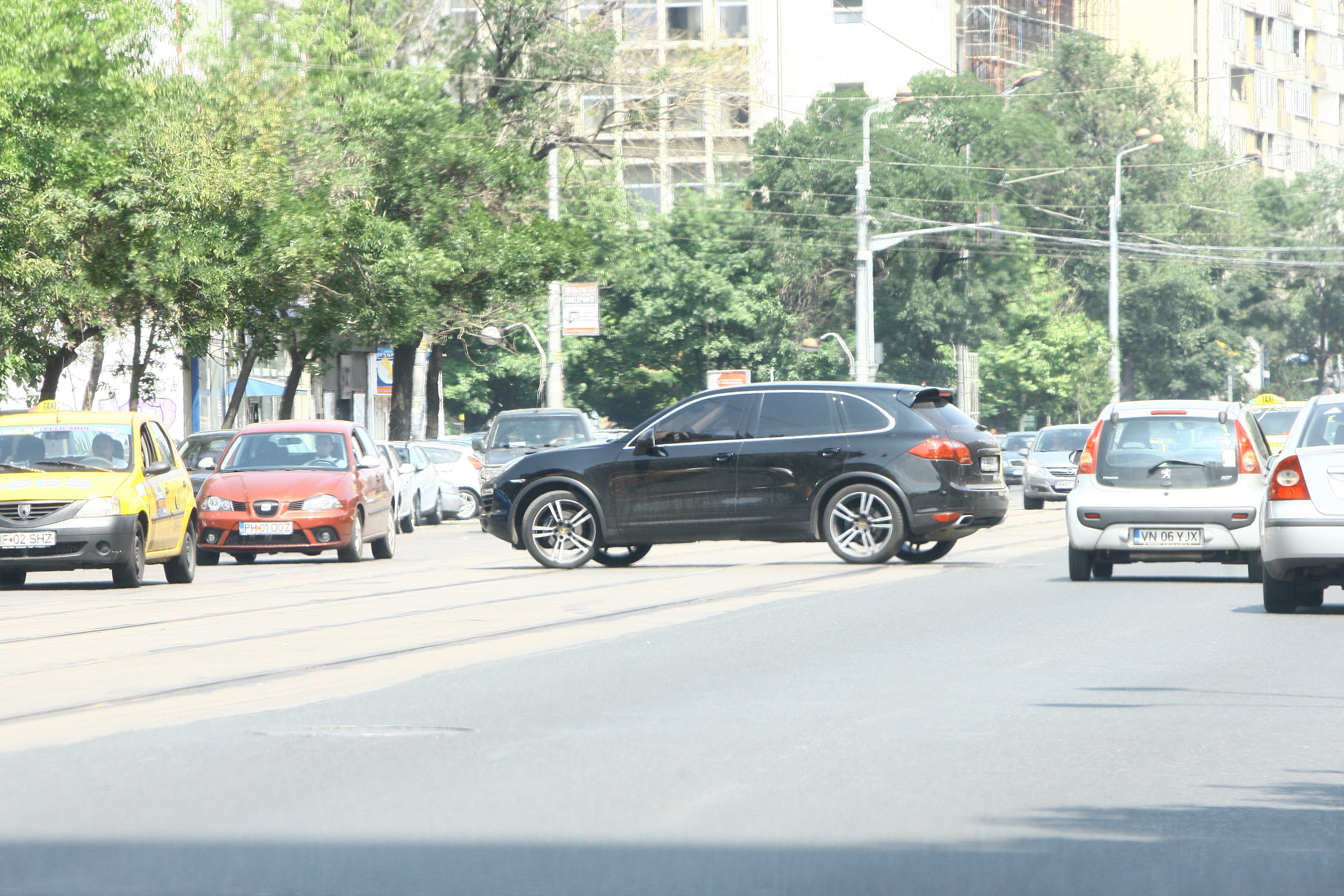 Pepe intoarce masina vorbind la telefon