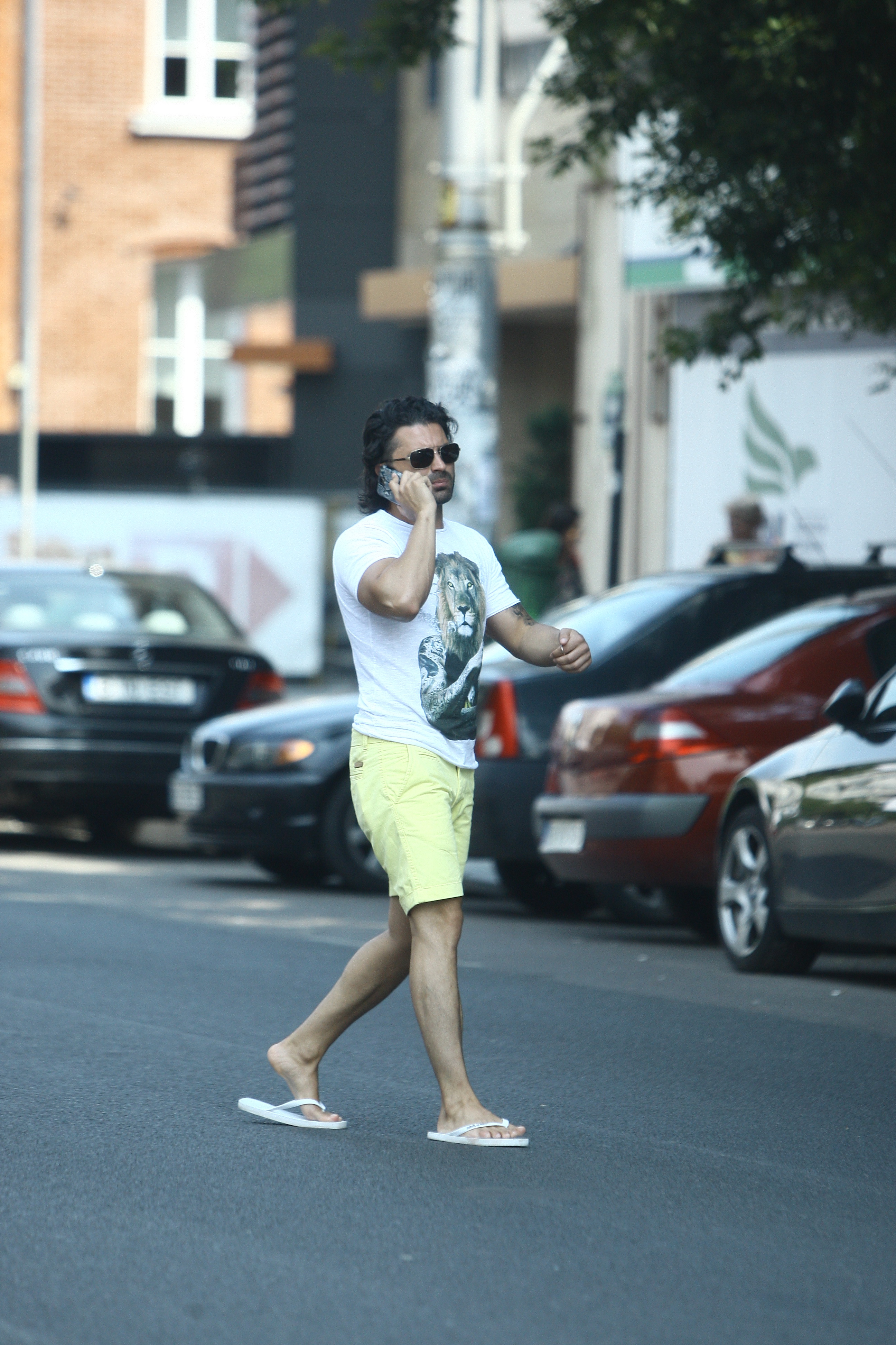 Artistul nu lasa nici o secunda telefonul din mana