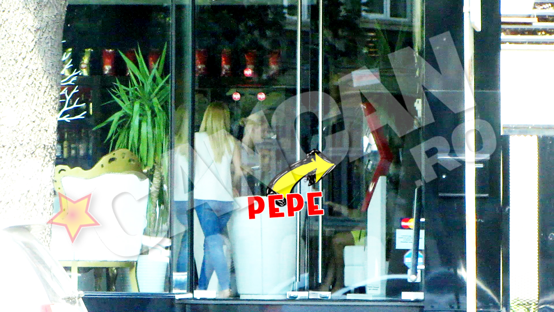 Artistul a mers intr-o cafenea de fite incaltat in slapi