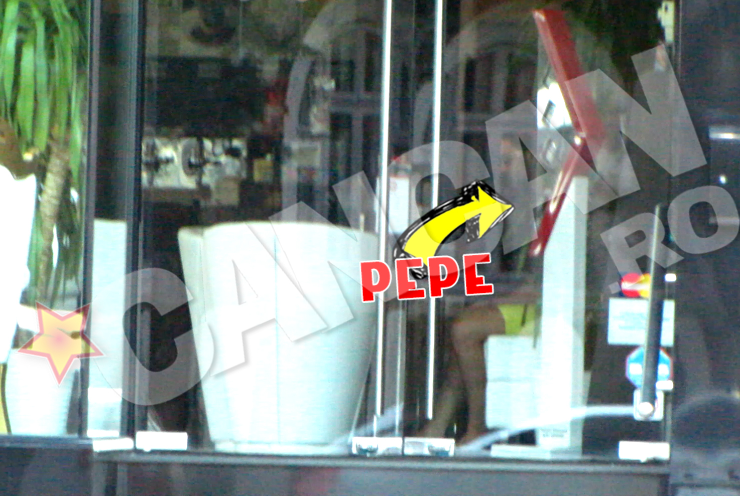 La masa cantaretului si-au facut aparitia doua femei