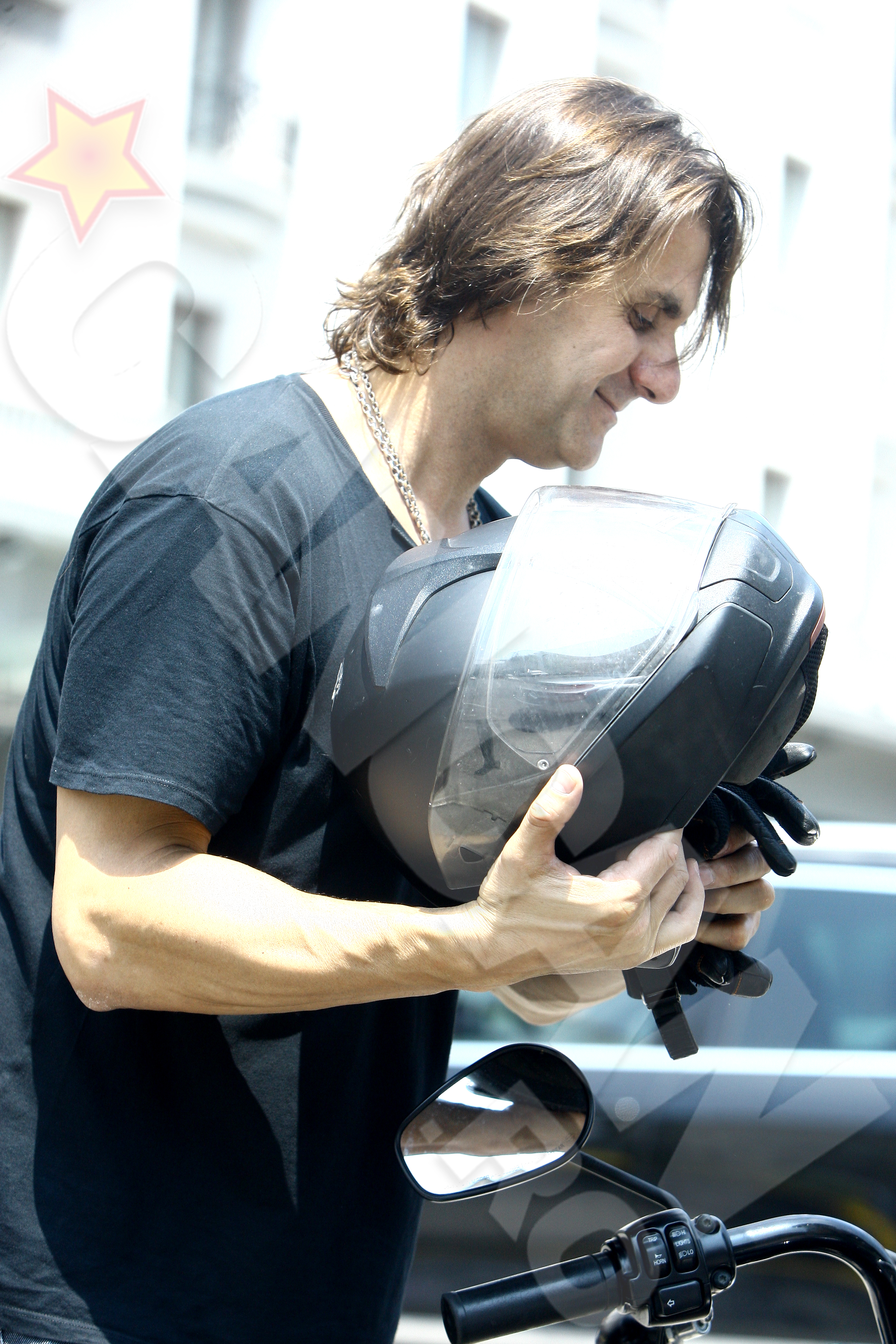 A plecat spre studioul de inregistrari pe motocicleta