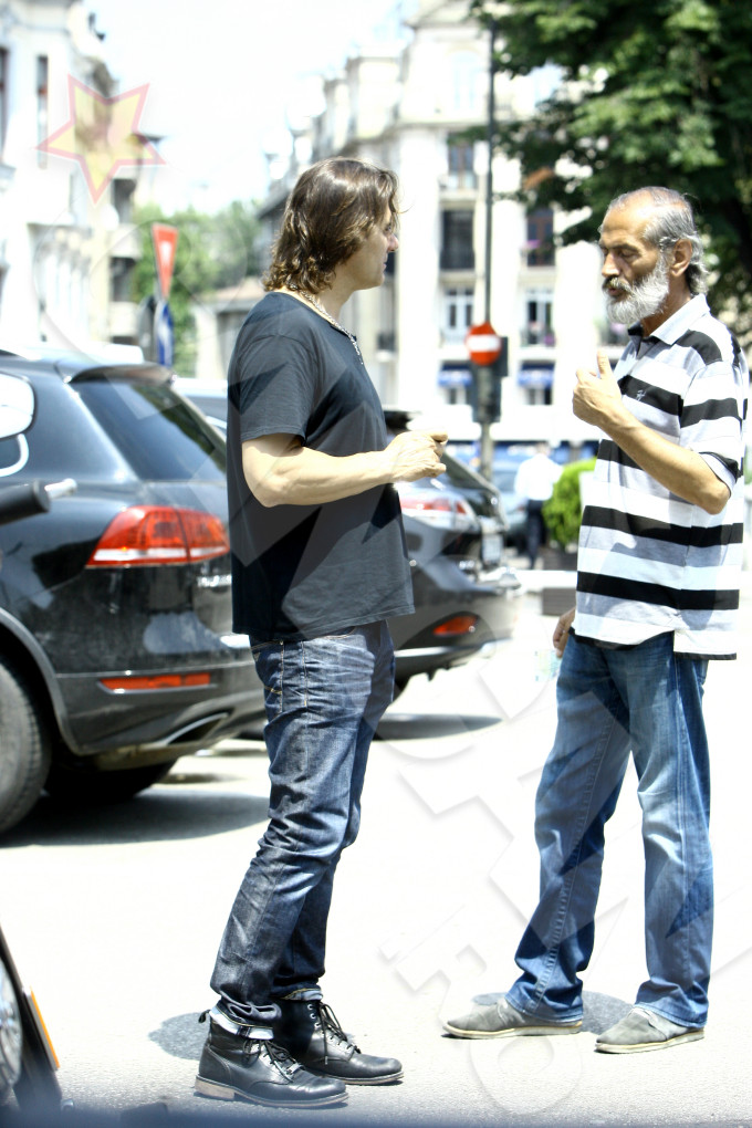 Dupa ce iese din luxosul hotel, se opreste sa stea de vorba cu un cersetor