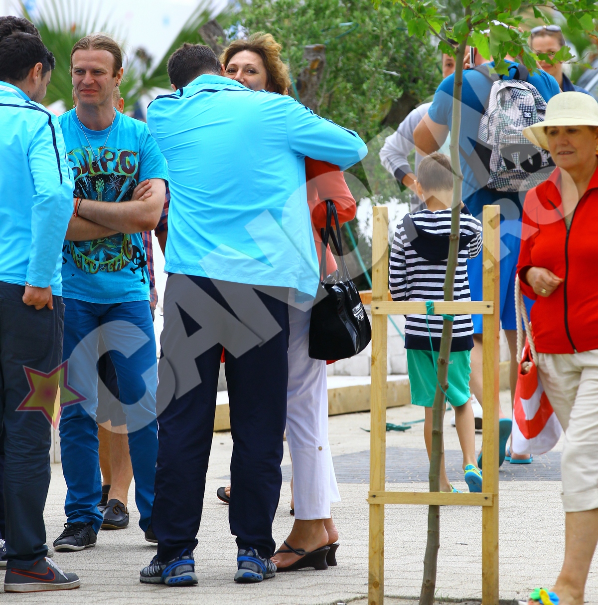 Violeta Beclea (rosu) se imbratiseaza cu un domn din grupul lui Belodedici