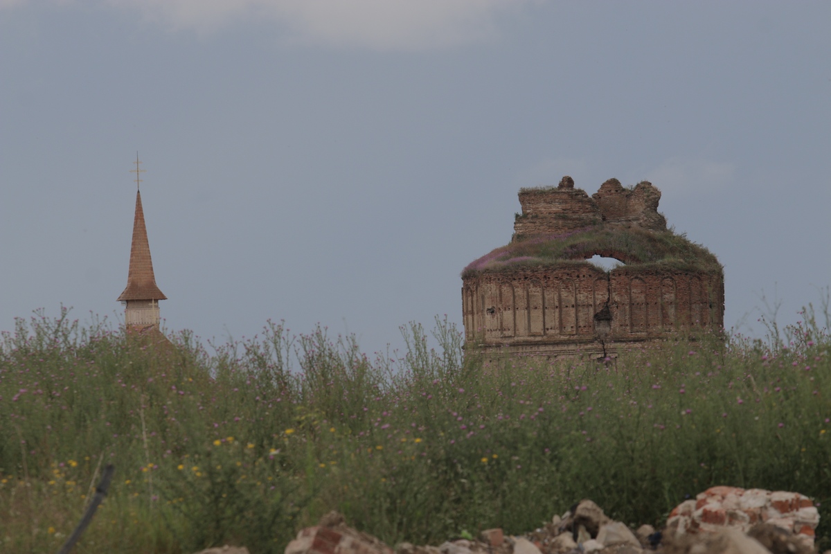 Manastirea Chiajna se vede de la foarte mare distanta, lacasul de cult fiinf la vremea cosntructiei echivalenta a catedralei Mantuirii Neamului