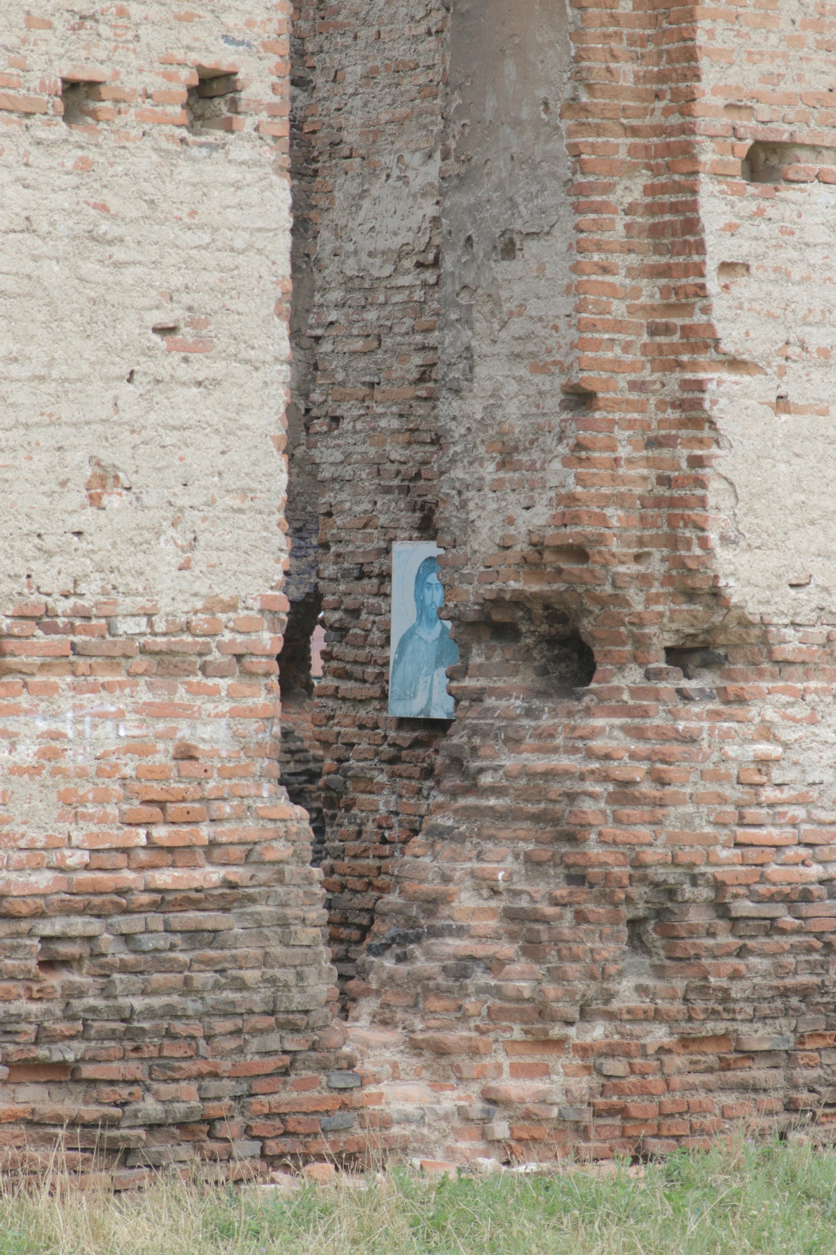 Printre peretii lacasului de cult se vede o icoana