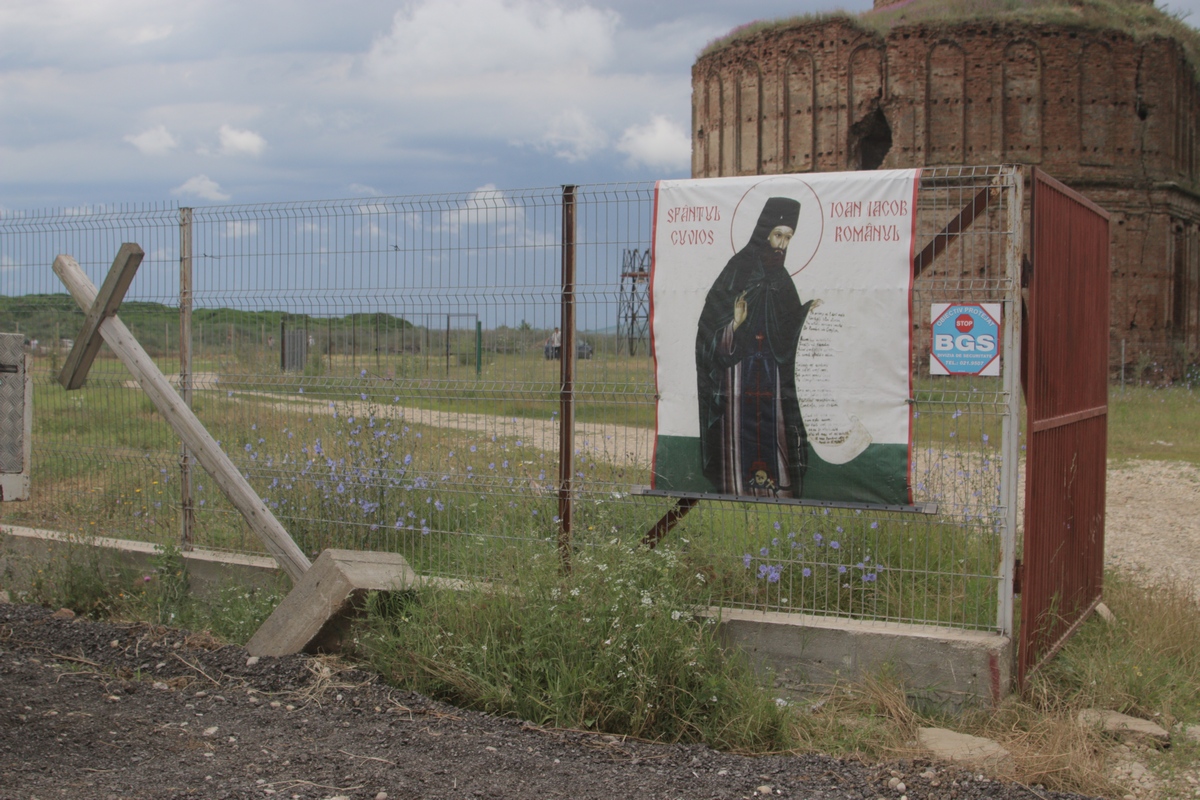 O cruce rasturnata sta la intrarea in Manastirea Chiajna