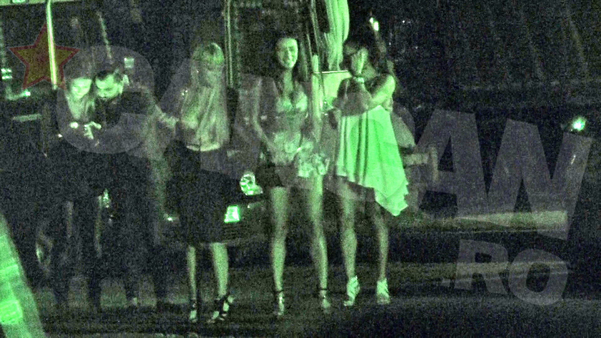 Anda Adam, Roxana Vancea si gasca lor au mai stat in fata clubului cateva minute