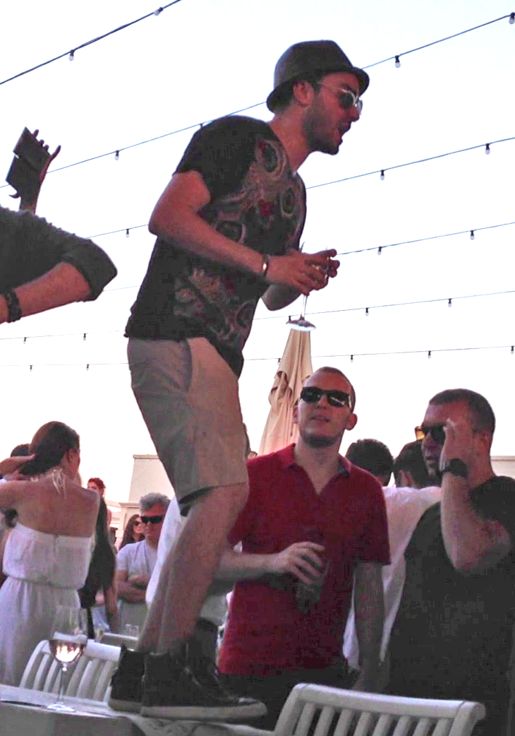 Ca sa fie in centrul atentiei, Iulian Moga s-a urcat pe masa