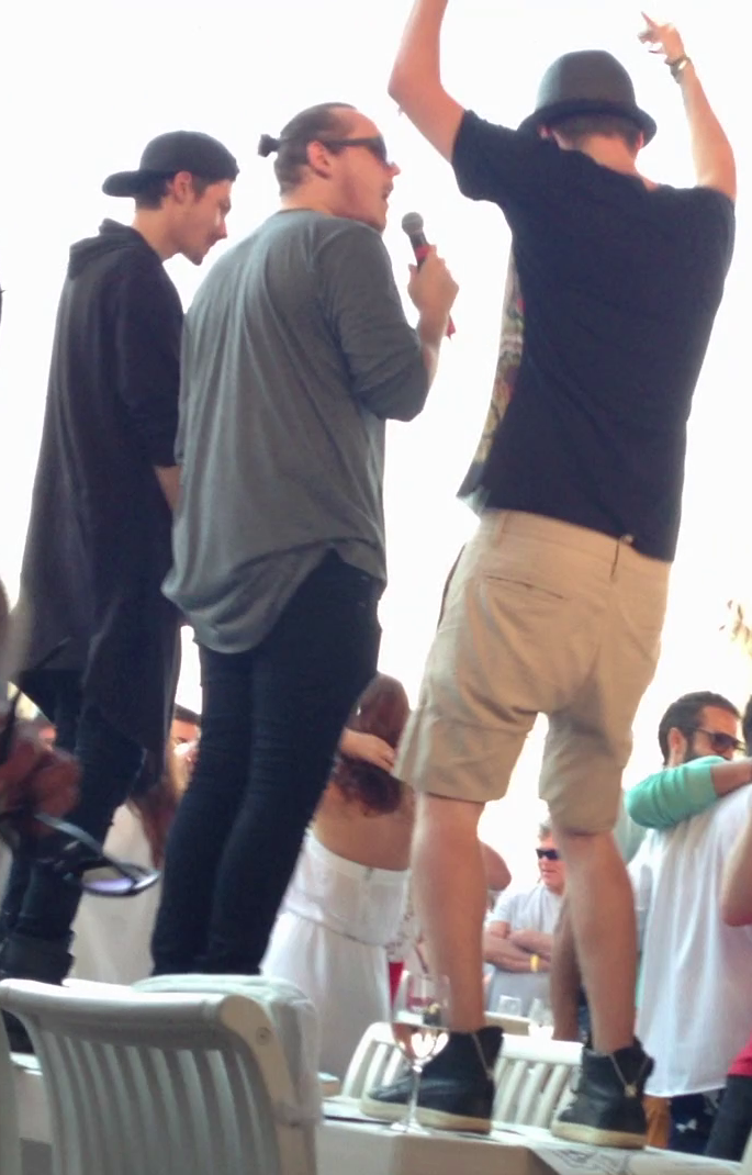 S-a dat in spectacol pe melodia fratelui sau