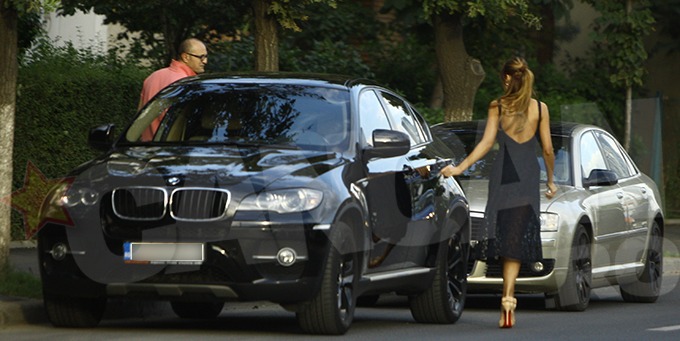 Blonda a parcat masina si s-a dat jos pentru a discuta cu barbatul care parcase chiar in spatele ei