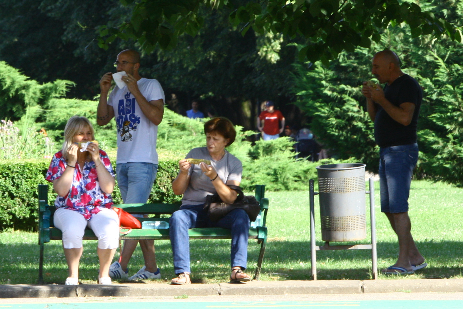 Stelistul mananca in picioare si discuta cu impresarul sau