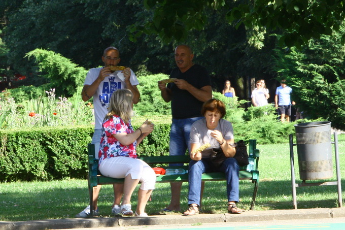 Stelsitul a terminat primul porumbul si apoi, civilizat, a aruncat resturile la cos