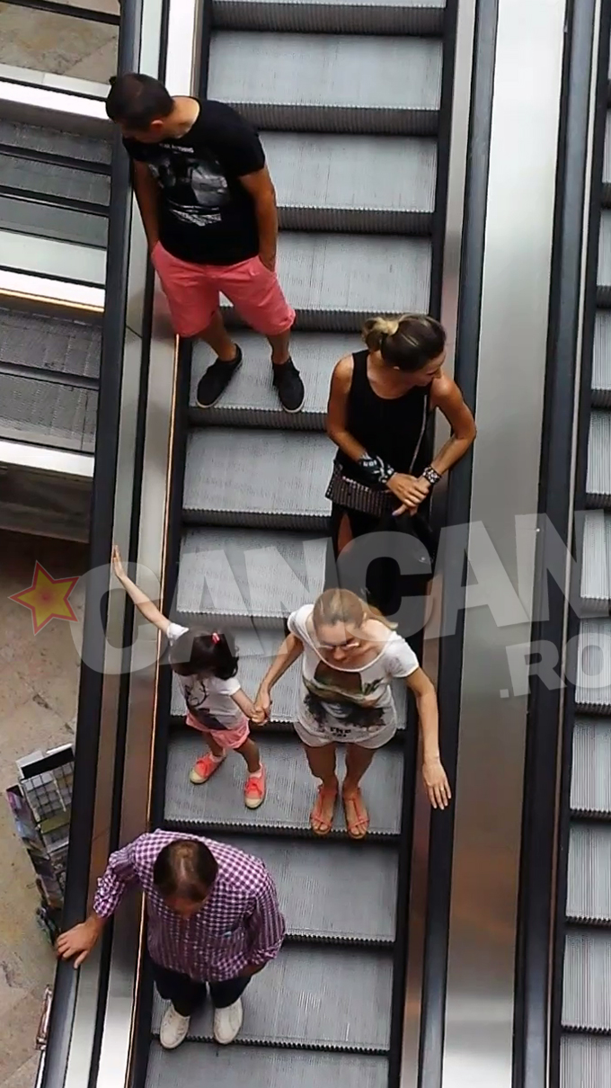 In timp ce Gabi se uita in stanga, Crina privea ingandurata in gol in partea dreapta, mult in spatele lui