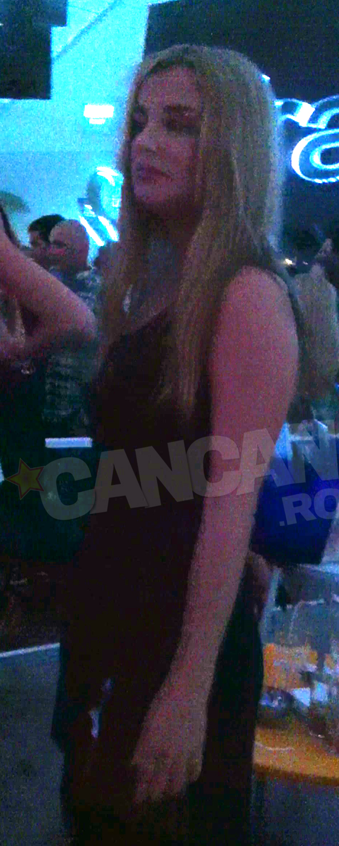 Cand s-a auzit o melodie de dragoste, blonda a inceput sa danseze singura