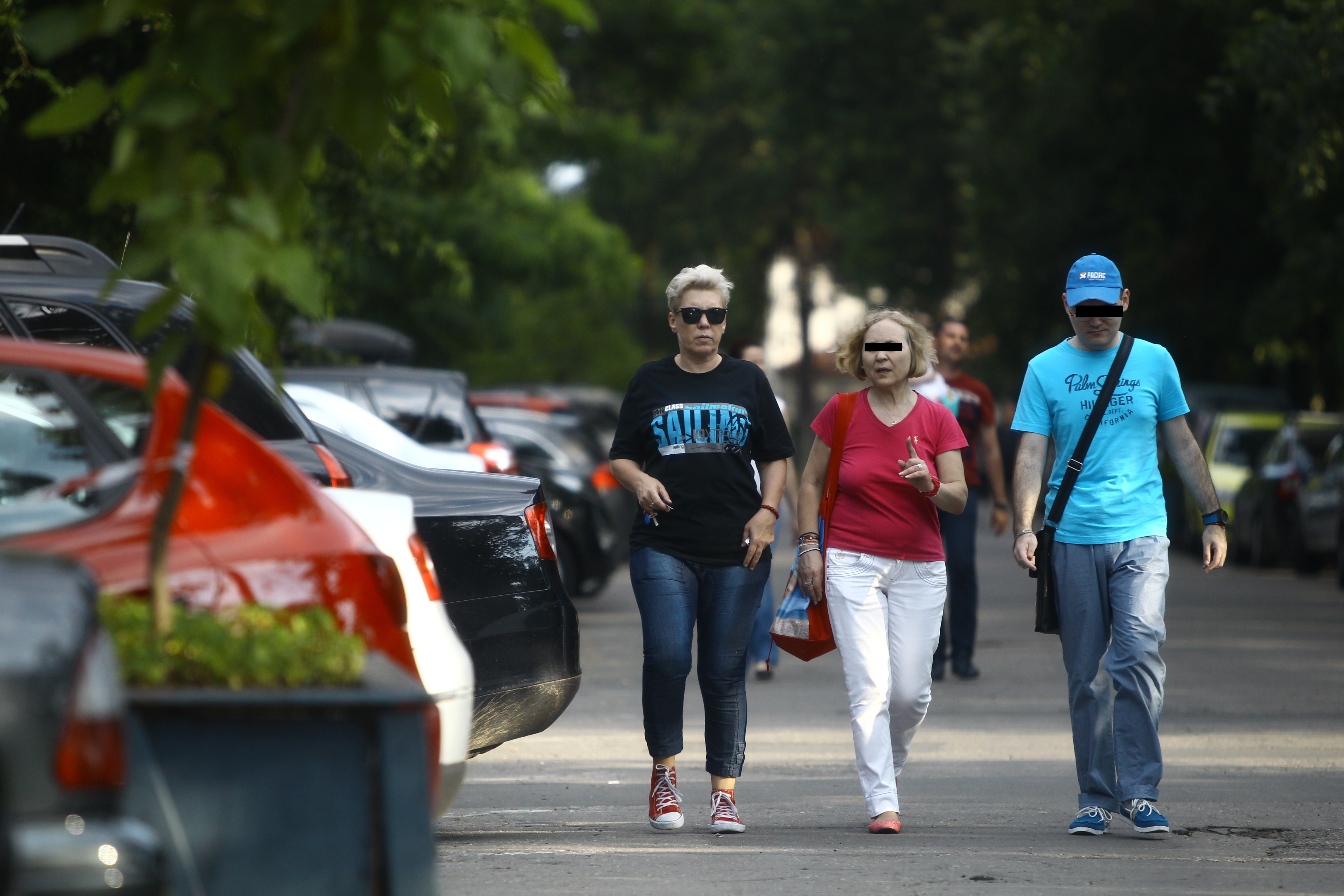 Cantareata a iesit la o plimbare prin parc impreuna cu niste prieteni