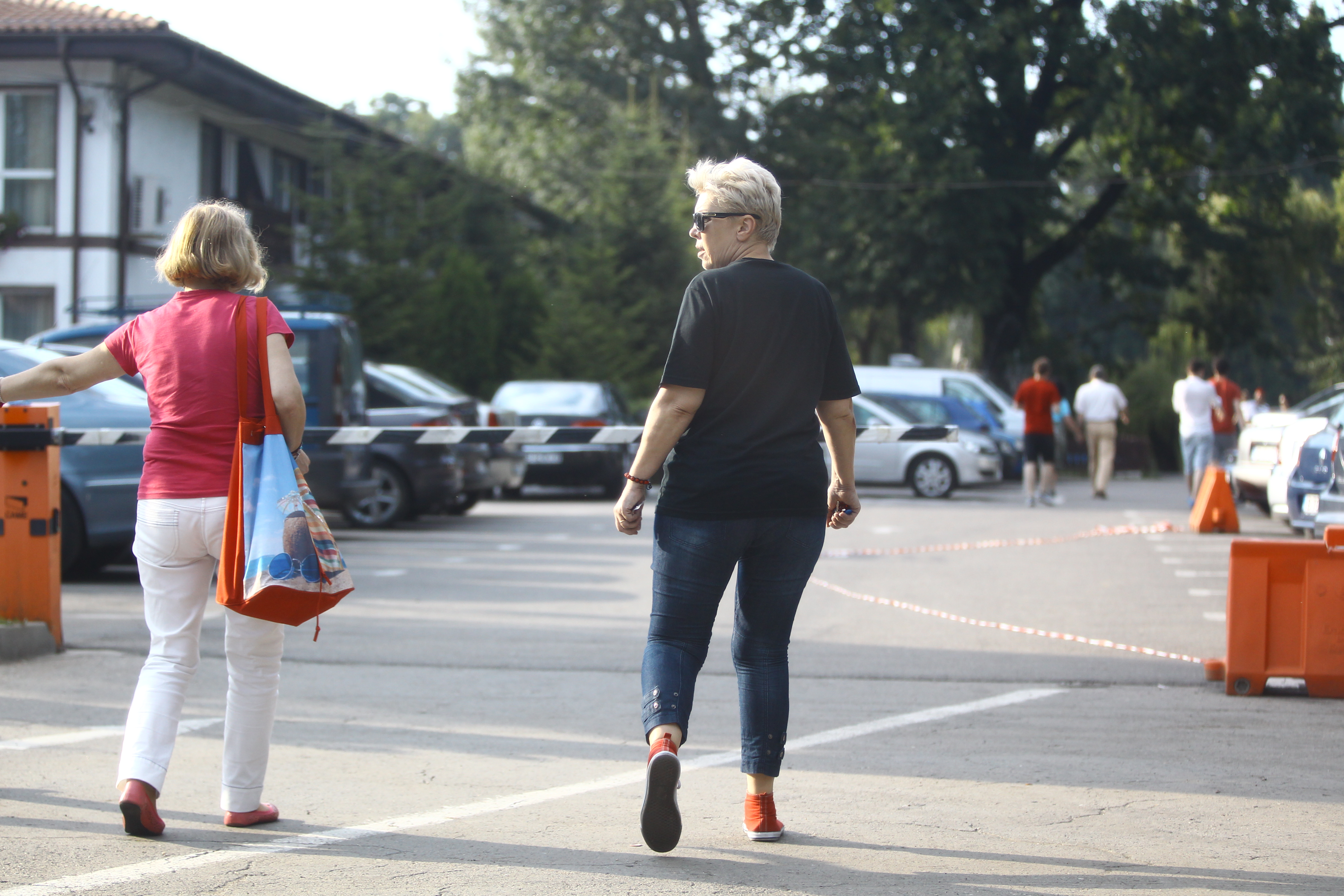 Vedeta a purtat niste jeansi mulati, care o dezavantajau