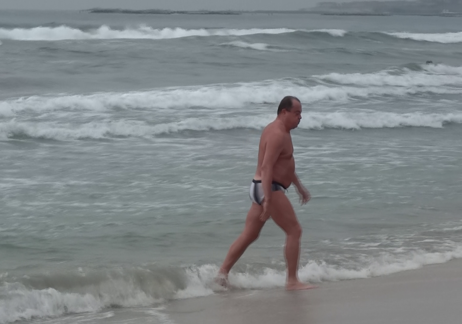 In ciuda vremii urate, Vasile Blaga nu a rezistat tentatiei de a se arunca in valurile marii